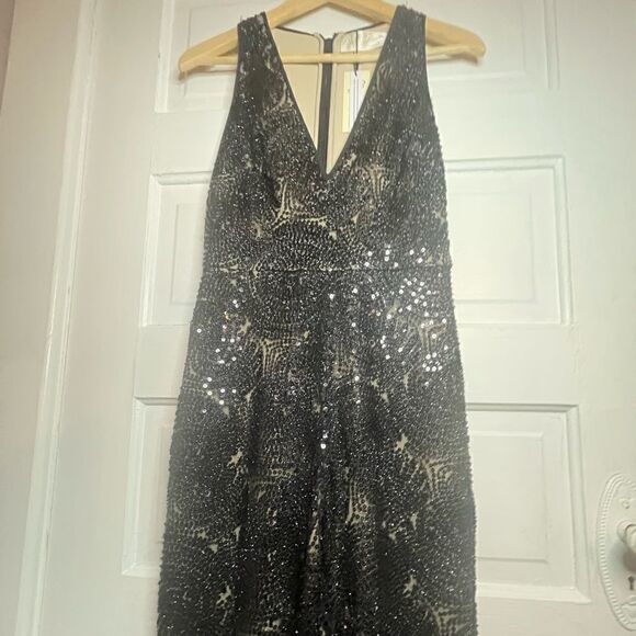 NWTs Alice + Olive Sofia Fully Beaded Jumpsuit w/ Plunging V Neck Size 4 - Picture 11 of 16